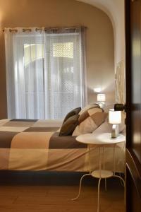 - une chambre avec un lit, une fenêtre et une table dans l'établissement Dimora normanna, à Aversa