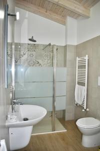 La salle de bains est pourvue de toilettes, d'un lavabo et d'une douche. dans l'établissement Dimora normanna, à Aversa