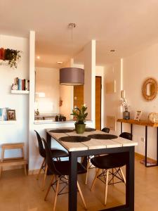 - une cuisine et une salle à manger avec une table et des chaises dans l'établissement La Mariposa, à Alhama de Murcia