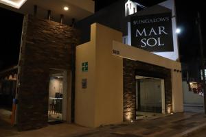 マサトランにあるMar Sol Bungalows & Hotelの正方形を読む看板のある建物