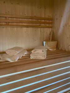 een sauna met twee stapels handdoeken op een plank bij Family & Business Sauna Apartments No13 Leśny nad Zalewem Cedzyna Unikat -3 Bedroom with Private Sauna, Bath with Hydromassage, Terrace, Garage, Catering Options in Kielce