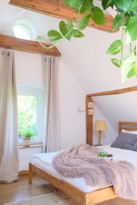 ein Schlafzimmer mit einem Bett mit einer Decke darauf in der Unterkunft Czereśniowy Dom in Jarkowice