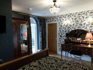 1 dormitorio con espejo, tocador y escritorio en The Rector's Retreat at the Old Vicarage en Lincoln