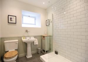 une salle de bain avec toilettes, lavabo et douche dans l'établissement The Old Bakery, à Édimbourg 26 autres photos