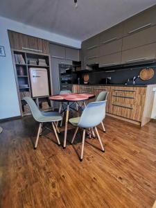 Kuchyňa alebo kuchynka v ubytovaní Apartament W SERCU USTRONIA
