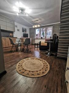 Televízia a/alebo spoločenská miestnosť v ubytovaní Apartament W SERCU USTRONIA
