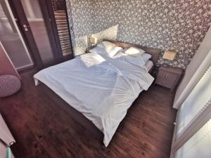Posteľ alebo postele v izbe v ubytovaní Apartament W SERCU USTRONIA