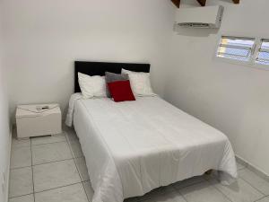 Postel nebo postele na pokoji v ubytování Les Villas Sarah
