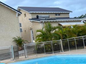Bazén v ubytování Les Villas Sarah nebo v jeho okolí