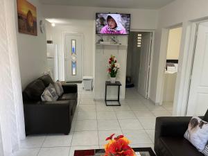 TV a/nebo společenská místnost v ubytování Les Villas Sarah
