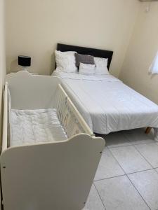 Postel nebo postele na pokoji v ubytování Les Villas Sarah + 27 fotografií