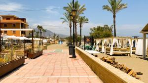 ulica miejska z palmami i światłem ulicznym w obiekcie Villa Bendex Estepona Costa Del Sol w mieście Estepona