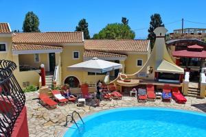 Bazén v ubytování Mediterranean Blue nebo v jeho okolí