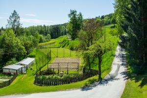 einen Blick über einen Bauernhof mit einer Straße in der Unterkunft Ferienwohnungen Fam. Köberl in Gundersdorf