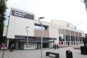 un grande edificio con persone che lo abitano fuori di Elegant Studio 5 mins Walk to Coventry Transport Museum a Coventry