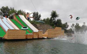 a group of people jumping off ramps in the water at Agréable Maison de 72m2, avec terrasse privée in Boeil-Bezing