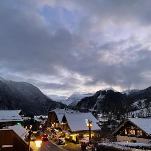 una città in montagna con la neve sui tetti di Chalet Keller a Les Contamines-Montjoie Altre 38 foto