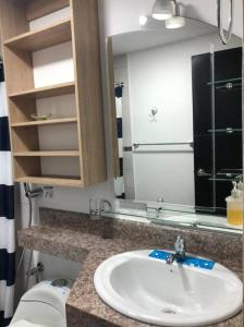 2 room department (5 people). Private exclusive area in Guayaquil tesisinde bir banyo