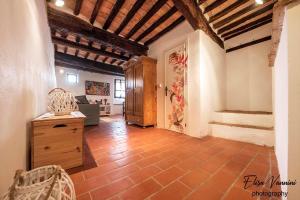 un salon avec une grande pièce dotée d'un plafond en bois dans l'établissement A Casa di Titta, à Terricciola