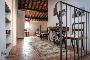 Cette chambre dispose de chaises, d'une table et d'un bureau. dans l'établissement A Casa di Titta, à Terricciola