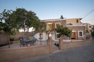 PylíonにあるTraditional Villa Stergiaのテーブルと椅子が前にある家