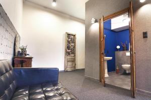 salon z kanapą i łazienką w obiekcie 5 Porte w mieście Racibórz +26 zdjęć