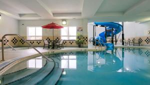 einem Pool mit Wasserrutsche in einem Gebäude in der Unterkunft Best Western Premier Freeport Inn Calgary Airport in Calgary