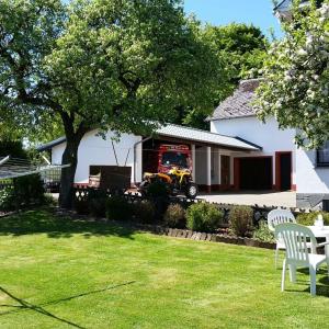 un camión de bomberos está estacionado en el patio de una casa en Ferienhaus Neuville in ruhiger Lage, en Büllingen