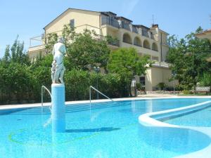Bazén v ubytování Hotel Sant'Agata nebo v jeho okolí