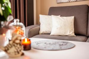 une table avec une plaque de cuisson et un canapé dans l'établissement Apartament Bimba & Free Parking, à Poznań 85 autres photos