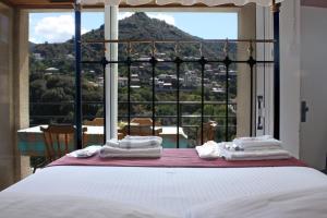 1 dormitorio con 1 cama y vistas a la montaña en Laoni Guest House in Moutoullas, Marathasa, en Limassol