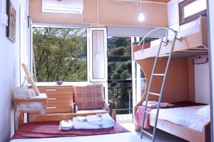1 Schlafzimmer mit Etagenbetten, einem Schreibtisch und einer Leiter in der Unterkunft Laoni Guest House in Moutoullas, Marathasa in Limassol