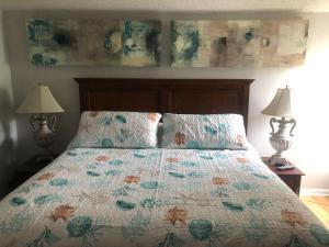 Säng eller sängar i ett rum på Florida Condos on Lake Tarpon