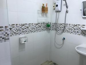 y baño con ducha y lavamanos. en P & H Residence NorthGate, en Chiang Mai