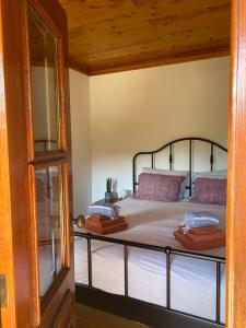Giường trong phòng chung tại Quinta dos Mouras