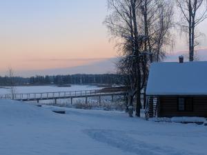 The Lake House "Ausatas" saat musim dingin