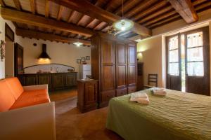 una camera con un letto e una sedia di Fonte Chiara a Gubbio