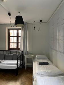 Łóżko lub łóżka w pokoju w obiekcie Grand Hostel