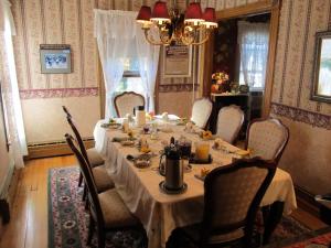 En restaurant eller et spisested på Cheney House Bed & Breakfast