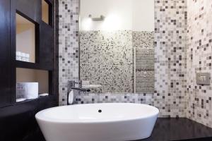 Ένα μπάνιο στο Mila Apartments Alessi +55 φωτογραφίες