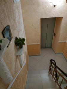 un pasillo con una escalera con una maceta en la pared en Fortuna Hotel, en Utes