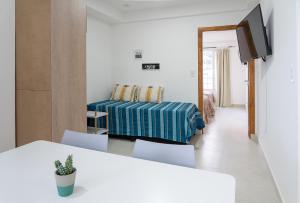 una camera con letto, tavolo e sedie di Happy Guest Apart 56 a Ushuaia