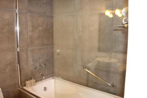 ein Badezimmer mit Dusche und Badewanne mit Glastür in der Unterkunft Union Hotel Cusco in Cusco + 143 Fotos