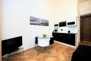 uma sala de estar com uma mesa e uma cozinha em PEACEFUL COUPLE STAY / OLD TOWN / JEWISH QUARTER em Praga