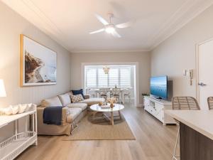 Afbeelding uit fotogalerij van Louisa Court, 2,49 Donald St - Beautifully furnished unit in the heart of town with air con and Wi-Fi in Nelson Bay