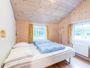 Giường trong phòng chung tại Holiday home Blåvand CCXLV