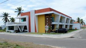 un edificio al lado de una calle en Hotel Vilas en Salinópolis