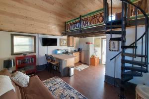 Dapur atau dapur kecil di Rustic Farm Stay in a Hendersonville Studio!