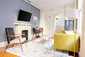 Sonder The Hancock في بوسطن: غرفة معيشة مع كرسي اصفر ومدفأة