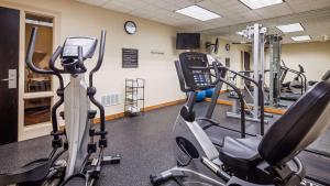 un gimnasio con máquinas de ejercicio cardiovascular y cinta de correr en Best Western Classic Inn, en Richmond